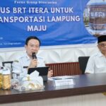 FGD Bus BRT Itera, Pemprov Lampung Rumuskan Arah Transportasi Publik Berkelanjutan Pemerintah Provinsi Lampung merumuskan arah pengembangan transportasi publik berkelanjutan melalui Focus Group Discussion (FGD) bertema “Bus BRT Itera untuk Transformasi Lampung Maju” yang diselenggarakan oleh Institut Teknologi Sumatera (Itera), di Ruang Rapat Gedung C Itera, Bandar Lampung, Rabu (4/2/2026). Sekretaris Daerah Provinsi Lampung, Marindo Kurniawan, yang menjadi keynote speaker dalam FGD tersebut menyampaikan bahwa pengembangan Bus BRT Itera diproyeksikan sebagai proyek percontohan (pilot project) transformasi transportasi publik yang terintegrasi, berkelanjutan, dan berbasis riset. Menurutnya, FGD ini menjadi ruang strategis perumusan kebijakan berbasis bukti (evidence-based policy) yang mempertemukan pemerintah daerah, akademisi, serta para pemangku kepentingan di sektor transportasi dan perencanaan wilayah. “Kolaborasi antara pemerintah daerah dan perguruan tinggi merupakan kunci dalam melahirkan kebijakan publik yang inovatif dan aplikatif,” ujar Marindo. Ia menegaskan bahwa transportasi publik merupakan instrumen utama transformasi wilayah karena berkaitan langsung dengan produktivitas ekonomi, efisiensi logistik, mobilitas tenaga kerja, penataan ruang perkotaan, serta pencapaian target pembangunan berkelanjutan dan pengendalian emisi. “Sebagai gerbang utama Pulau Sumatera, Lampung membutuhkan sistem transportasi yang andal dan terintegrasi untuk meningkatkan daya saing daerah. Tanpa intervensi kebijakan yang terstruktur, ketergantungan pada kendaraan pribadi berpotensi meningkatkan kemacetan, biaya sosial, dan degradasi lingkungan,” jelasnya. Terkait Bus BRT Itera, Marindo menyampaikan bahwa program tersebut memiliki nilai strategis dalam meningkatkan konektivitas kawasan pendidikan, permukiman, dan pusat aktivitas ekonomi, sekaligus mendorong efisiensi mobilitas civitas akademika dan masyarakat sekitar. Selain itu, Bus BRT Itera juga berpotensi menjadi wahana integrasi riset, inovasi teknologi, dan kebijakan transportasi, serta model kolaborasi lintas sektor yang dapat direplikasi di wilayah lain di Provinsi Lampung. Pengembangan transportasi publik ini sejalan dengan visi Gubernur Lampung Rahmat Mirzani Djausal dalam mewujudkan Lampung Maju melalui pembangunan infrastruktur yang berkeadilan, berkelanjutan, dan berorientasi pada peningkatan kualitas hidup masyarakat. Pada tahap awal, implementasi Bus BRT akan diuji coba pada rute Mall Bumi Kedaton–Kampus Itera. Untuk memastikan keberlanjutan operasional, Dinas Perhubungan Provinsi Lampung akan berkoordinasi dengan Pemerintah Kota Bandar Lampung, termasuk dalam perumusan regulasi pembiayaan. Melalui FGD ini, Pemerintah Provinsi Lampung berharap memperoleh masukan teknis dan rekomendasi kebijakan yang terukur, mencakup kelayakan teknis dan ekonomi Bus BRT Itera, pola integrasi dengan sistem transportasi eksisting, skema pendanaan berkelanjutan, serta peran perguruan tinggi dalam riset, monitoring, dan evaluasi kebijakan transportasi publik. Sementara itu, Rektor Itera I Nyoman Pugeg Aryantha menyatakan kesiapan Itera untuk berperan aktif dalam pengelolaan dan pengembangan Bus BRT sebagai bagian dari kontribusi perguruan tinggi dalam mendukung transformasi transportasi publik di Provinsi Lampung.