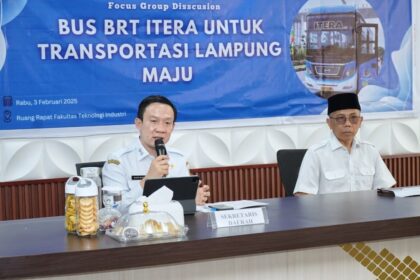 FGD Bus BRT Itera, Pemprov Lampung Rumuskan Arah Transportasi Publik Berkelanjutan Pemerintah Provinsi Lampung merumuskan arah pengembangan transportasi publik berkelanjutan melalui Focus Group Discussion (FGD) bertema “Bus BRT Itera untuk Transformasi Lampung Maju” yang diselenggarakan oleh Institut Teknologi Sumatera (Itera), di Ruang Rapat Gedung C Itera, Bandar Lampung, Rabu (4/2/2026). Sekretaris Daerah Provinsi Lampung, Marindo Kurniawan, yang menjadi keynote speaker dalam FGD tersebut menyampaikan bahwa pengembangan Bus BRT Itera diproyeksikan sebagai proyek percontohan (pilot project) transformasi transportasi publik yang terintegrasi, berkelanjutan, dan berbasis riset. Menurutnya, FGD ini menjadi ruang strategis perumusan kebijakan berbasis bukti (evidence-based policy) yang mempertemukan pemerintah daerah, akademisi, serta para pemangku kepentingan di sektor transportasi dan perencanaan wilayah. “Kolaborasi antara pemerintah daerah dan perguruan tinggi merupakan kunci dalam melahirkan kebijakan publik yang inovatif dan aplikatif,” ujar Marindo. Ia menegaskan bahwa transportasi publik merupakan instrumen utama transformasi wilayah karena berkaitan langsung dengan produktivitas ekonomi, efisiensi logistik, mobilitas tenaga kerja, penataan ruang perkotaan, serta pencapaian target pembangunan berkelanjutan dan pengendalian emisi. “Sebagai gerbang utama Pulau Sumatera, Lampung membutuhkan sistem transportasi yang andal dan terintegrasi untuk meningkatkan daya saing daerah. Tanpa intervensi kebijakan yang terstruktur, ketergantungan pada kendaraan pribadi berpotensi meningkatkan kemacetan, biaya sosial, dan degradasi lingkungan,” jelasnya. Terkait Bus BRT Itera, Marindo menyampaikan bahwa program tersebut memiliki nilai strategis dalam meningkatkan konektivitas kawasan pendidikan, permukiman, dan pusat aktivitas ekonomi, sekaligus mendorong efisiensi mobilitas civitas akademika dan masyarakat sekitar. Selain itu, Bus BRT Itera juga berpotensi menjadi wahana integrasi riset, inovasi teknologi, dan kebijakan transportasi, serta model kolaborasi lintas sektor yang dapat direplikasi di wilayah lain di Provinsi Lampung. Pengembangan transportasi publik ini sejalan dengan visi Gubernur Lampung Rahmat Mirzani Djausal dalam mewujudkan Lampung Maju melalui pembangunan infrastruktur yang berkeadilan, berkelanjutan, dan berorientasi pada peningkatan kualitas hidup masyarakat. Pada tahap awal, implementasi Bus BRT akan diuji coba pada rute Mall Bumi Kedaton–Kampus Itera. Untuk memastikan keberlanjutan operasional, Dinas Perhubungan Provinsi Lampung akan berkoordinasi dengan Pemerintah Kota Bandar Lampung, termasuk dalam perumusan regulasi pembiayaan. Melalui FGD ini, Pemerintah Provinsi Lampung berharap memperoleh masukan teknis dan rekomendasi kebijakan yang terukur, mencakup kelayakan teknis dan ekonomi Bus BRT Itera, pola integrasi dengan sistem transportasi eksisting, skema pendanaan berkelanjutan, serta peran perguruan tinggi dalam riset, monitoring, dan evaluasi kebijakan transportasi publik. Sementara itu, Rektor Itera I Nyoman Pugeg Aryantha menyatakan kesiapan Itera untuk berperan aktif dalam pengelolaan dan pengembangan Bus BRT sebagai bagian dari kontribusi perguruan tinggi dalam mendukung transformasi transportasi publik di Provinsi Lampung.
