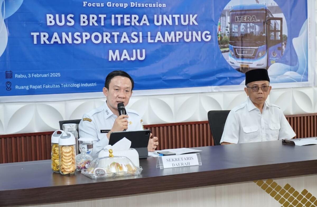 FGD Bus BRT Itera, Pemprov Lampung Rumuskan Arah Transportasi Publik Berkelanjutan Pemerintah Provinsi Lampung merumuskan arah pengembangan transportasi publik berkelanjutan melalui Focus Group Discussion (FGD) bertema “Bus BRT Itera untuk Transformasi Lampung Maju” yang diselenggarakan oleh Institut Teknologi Sumatera (Itera), di Ruang Rapat Gedung C Itera, Bandar Lampung, Rabu (4/2/2026). Sekretaris Daerah Provinsi Lampung, Marindo Kurniawan, yang menjadi keynote speaker dalam FGD tersebut menyampaikan bahwa pengembangan Bus BRT Itera diproyeksikan sebagai proyek percontohan (pilot project) transformasi transportasi publik yang terintegrasi, berkelanjutan, dan berbasis riset. Menurutnya, FGD ini menjadi ruang strategis perumusan kebijakan berbasis bukti (evidence-based policy) yang mempertemukan pemerintah daerah, akademisi, serta para pemangku kepentingan di sektor transportasi dan perencanaan wilayah. “Kolaborasi antara pemerintah daerah dan perguruan tinggi merupakan kunci dalam melahirkan kebijakan publik yang inovatif dan aplikatif,” ujar Marindo. Ia menegaskan bahwa transportasi publik merupakan instrumen utama transformasi wilayah karena berkaitan langsung dengan produktivitas ekonomi, efisiensi logistik, mobilitas tenaga kerja, penataan ruang perkotaan, serta pencapaian target pembangunan berkelanjutan dan pengendalian emisi. “Sebagai gerbang utama Pulau Sumatera, Lampung membutuhkan sistem transportasi yang andal dan terintegrasi untuk meningkatkan daya saing daerah. Tanpa intervensi kebijakan yang terstruktur, ketergantungan pada kendaraan pribadi berpotensi meningkatkan kemacetan, biaya sosial, dan degradasi lingkungan,” jelasnya. Terkait Bus BRT Itera, Marindo menyampaikan bahwa program tersebut memiliki nilai strategis dalam meningkatkan konektivitas kawasan pendidikan, permukiman, dan pusat aktivitas ekonomi, sekaligus mendorong efisiensi mobilitas civitas akademika dan masyarakat sekitar. Selain itu, Bus BRT Itera juga berpotensi menjadi wahana integrasi riset, inovasi teknologi, dan kebijakan transportasi, serta model kolaborasi lintas sektor yang dapat direplikasi di wilayah lain di Provinsi Lampung. Pengembangan transportasi publik ini sejalan dengan visi Gubernur Lampung Rahmat Mirzani Djausal dalam mewujudkan Lampung Maju melalui pembangunan infrastruktur yang berkeadilan, berkelanjutan, dan berorientasi pada peningkatan kualitas hidup masyarakat. Pada tahap awal, implementasi Bus BRT akan diuji coba pada rute Mall Bumi Kedaton–Kampus Itera. Untuk memastikan keberlanjutan operasional, Dinas Perhubungan Provinsi Lampung akan berkoordinasi dengan Pemerintah Kota Bandar Lampung, termasuk dalam perumusan regulasi pembiayaan. Melalui FGD ini, Pemerintah Provinsi Lampung berharap memperoleh masukan teknis dan rekomendasi kebijakan yang terukur, mencakup kelayakan teknis dan ekonomi Bus BRT Itera, pola integrasi dengan sistem transportasi eksisting, skema pendanaan berkelanjutan, serta peran perguruan tinggi dalam riset, monitoring, dan evaluasi kebijakan transportasi publik. Sementara itu, Rektor Itera I Nyoman Pugeg Aryantha menyatakan kesiapan Itera untuk berperan aktif dalam pengelolaan dan pengembangan Bus BRT sebagai bagian dari kontribusi perguruan tinggi dalam mendukung transformasi transportasi publik di Provinsi Lampung.