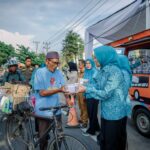 Batin Wulan dan DWP Lampung Bagikan Takjil kepada Pengendara dan Warga