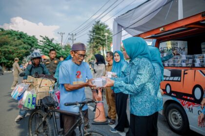 Batin Wulan dan DWP Lampung Bagikan Takjil kepada Pengendara dan Warga