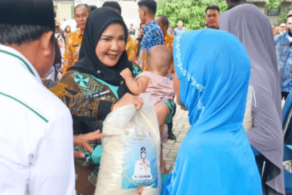 Eva Dwiana Kembali Salurkan Bantuan Beras Ramadhan di Teluk Betung Timur