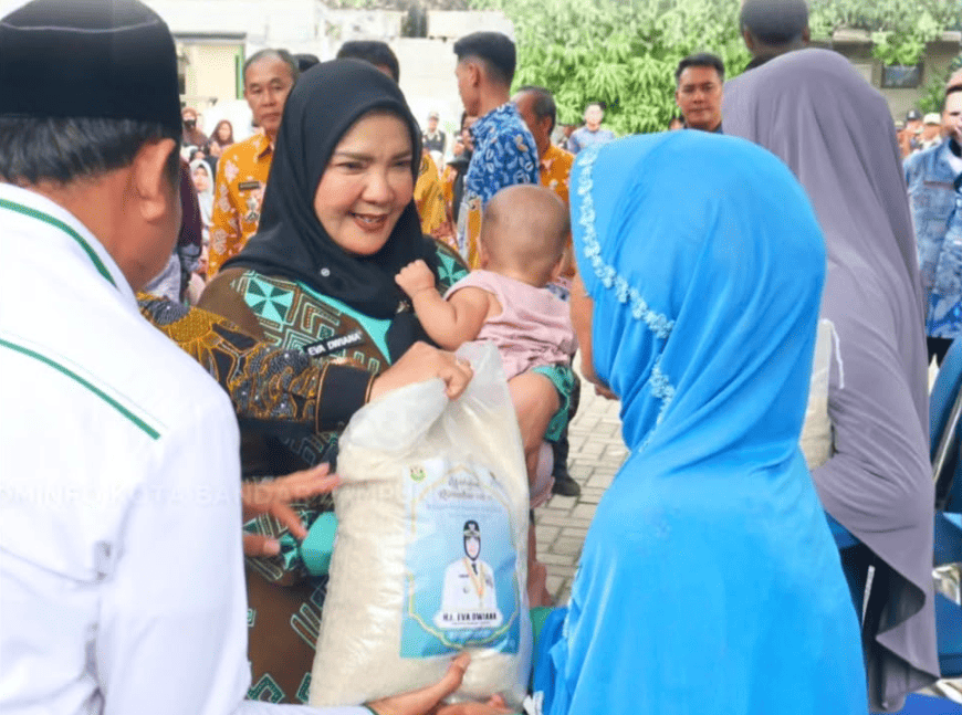 Eva Dwiana Kembali Salurkan Bantuan Beras Ramadhan di Teluk Betung Timur