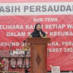 Pesta Bona Taon SSSIDB, Eva Dwiana Tekankan Pentingnya Persaudaraan Kegiatan tersebut turut dihadiri perwakilan Pemerintah Provinsi Lampung yang diwakili oleh Sekretaris Daerah Provinsi Lampung, Bupati Tulang Bawang Barat, Ketua DPD SSSIDB Provinsi Lampung, serta para pejabat pimpinan tinggi pratama di lingkungan Pemerintah Kota Bandar Lampung. Dalam sambutannya, Eva Dwiana menyampaikan bahwa kegiatan Pesta Bona Taon dan pelantikan pengurus ini menjadi sarana penting dalam memperkokoh kerukunan, kekeluargaan, serta persaudaraan antar pengurus, anggota, dan masyarakat. “Atas nama pribadi dan Pemerintah Kota Bandar Lampung, kami mengucapkan selamat dan terima kasih kepada panitia Pesta Bona Taon Tahun 2026 atas terselenggaranya kegiatan ini dengan baik, lancar, dan sukses. Semoga kegiatan ini menjadi amal serta mempererat silaturahmi di antara kita semua,” ujarnya. Melalui kegiatan tersebut, diharapkan hubungan kebersamaan antar anggota organisasi dan masyarakat semakin erat serta mampu memberikan kontribusi positif bagi pembangunan daerah. (*)