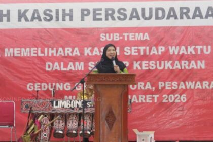 Pesta Bona Taon SSSIDB, Eva Dwiana Tekankan Pentingnya Persaudaraan Kegiatan tersebut turut dihadiri perwakilan Pemerintah Provinsi Lampung yang diwakili oleh Sekretaris Daerah Provinsi Lampung, Bupati Tulang Bawang Barat, Ketua DPD SSSIDB Provinsi Lampung, serta para pejabat pimpinan tinggi pratama di lingkungan Pemerintah Kota Bandar Lampung. Dalam sambutannya, Eva Dwiana menyampaikan bahwa kegiatan Pesta Bona Taon dan pelantikan pengurus ini menjadi sarana penting dalam memperkokoh kerukunan, kekeluargaan, serta persaudaraan antar pengurus, anggota, dan masyarakat. “Atas nama pribadi dan Pemerintah Kota Bandar Lampung, kami mengucapkan selamat dan terima kasih kepada panitia Pesta Bona Taon Tahun 2026 atas terselenggaranya kegiatan ini dengan baik, lancar, dan sukses. Semoga kegiatan ini menjadi amal serta mempererat silaturahmi di antara kita semua,” ujarnya. Melalui kegiatan tersebut, diharapkan hubungan kebersamaan antar anggota organisasi dan masyarakat semakin erat serta mampu memberikan kontribusi positif bagi pembangunan daerah. (*)