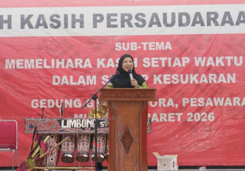 Pesta Bona Taon SSSIDB, Eva Dwiana Tekankan Pentingnya Persaudaraan Kegiatan tersebut turut dihadiri perwakilan Pemerintah Provinsi Lampung yang diwakili oleh Sekretaris Daerah Provinsi Lampung, Bupati Tulang Bawang Barat, Ketua DPD SSSIDB Provinsi Lampung, serta para pejabat pimpinan tinggi pratama di lingkungan Pemerintah Kota Bandar Lampung. Dalam sambutannya, Eva Dwiana menyampaikan bahwa kegiatan Pesta Bona Taon dan pelantikan pengurus ini menjadi sarana penting dalam memperkokoh kerukunan, kekeluargaan, serta persaudaraan antar pengurus, anggota, dan masyarakat. “Atas nama pribadi dan Pemerintah Kota Bandar Lampung, kami mengucapkan selamat dan terima kasih kepada panitia Pesta Bona Taon Tahun 2026 atas terselenggaranya kegiatan ini dengan baik, lancar, dan sukses. Semoga kegiatan ini menjadi amal serta mempererat silaturahmi di antara kita semua,” ujarnya. Melalui kegiatan tersebut, diharapkan hubungan kebersamaan antar anggota organisasi dan masyarakat semakin erat serta mampu memberikan kontribusi positif bagi pembangunan daerah. (*)