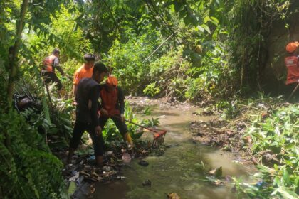 Pohon Hambat Aliran Sungai, BPBD Bandar Lampung Turun Tangan