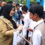 Dukung Pendidikan, Eva Dwiana Bagikan Perlengkapan Sekolah Gratis