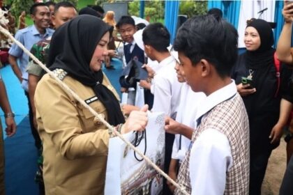 Dukung Pendidikan, Eva Dwiana Bagikan Perlengkapan Sekolah Gratis