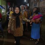 Bunda Eva Serahkan Bantuan untuk Korban Banjir di Way Halim