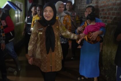 Bunda Eva Serahkan Bantuan untuk Korban Banjir di Way Halim