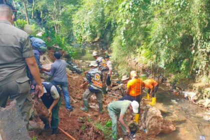 TRC-PB BPBD Bandar Lampung Tangani Longsor Akibat Hujan Deras