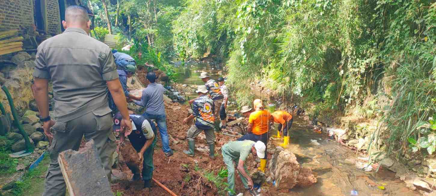 TRC-PB BPBD Bandar Lampung Tangani Longsor Akibat Hujan Deras