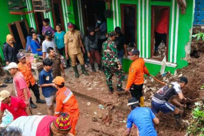 TRC BPBD Bandar Lampung Tangani Longsor di Sumur Putri