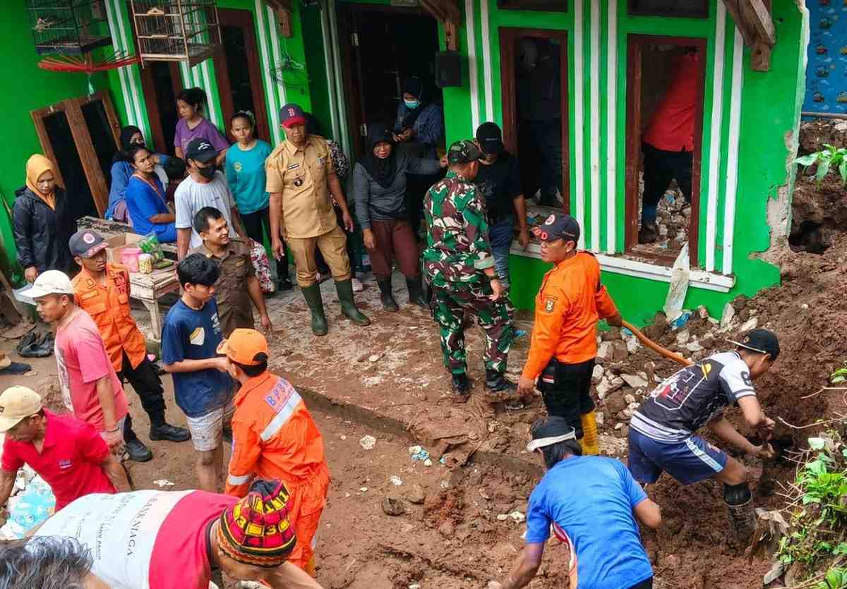 TRC BPBD Bandar Lampung Tangani Longsor di Sumur Putri