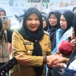 Bunda Eva Safari Ramadan di Masjid Tawakkal, Serahkan Bantuan 100 Juta
