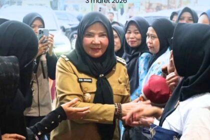 Bunda Eva Safari Ramadan di Masjid Tawakkal, Serahkan Bantuan 100 Juta