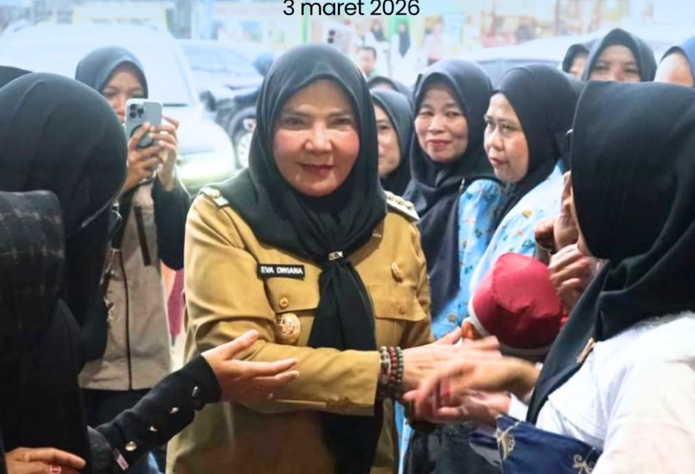 Bunda Eva Safari Ramadan di Masjid Tawakkal, Serahkan Bantuan 100 Juta