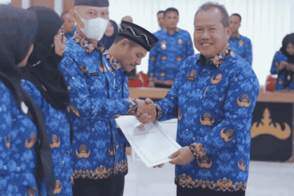 Wakili Bunda Eva, Sekda Bandar Lampung Serahkan SK Pensiun dan Bantuan Purna Bhakti Korpri