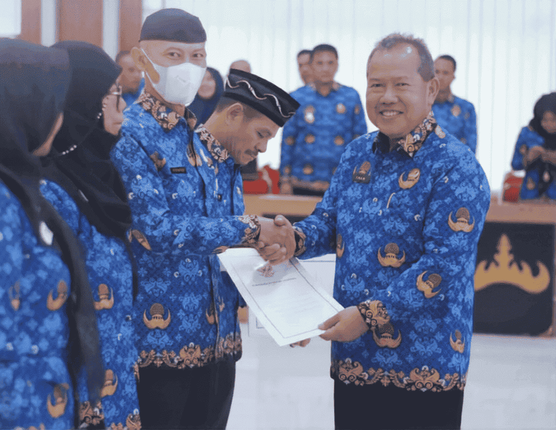 Wakili Bunda Eva, Sekda Bandar Lampung Serahkan SK Pensiun dan Bantuan Purna Bhakti Korpri