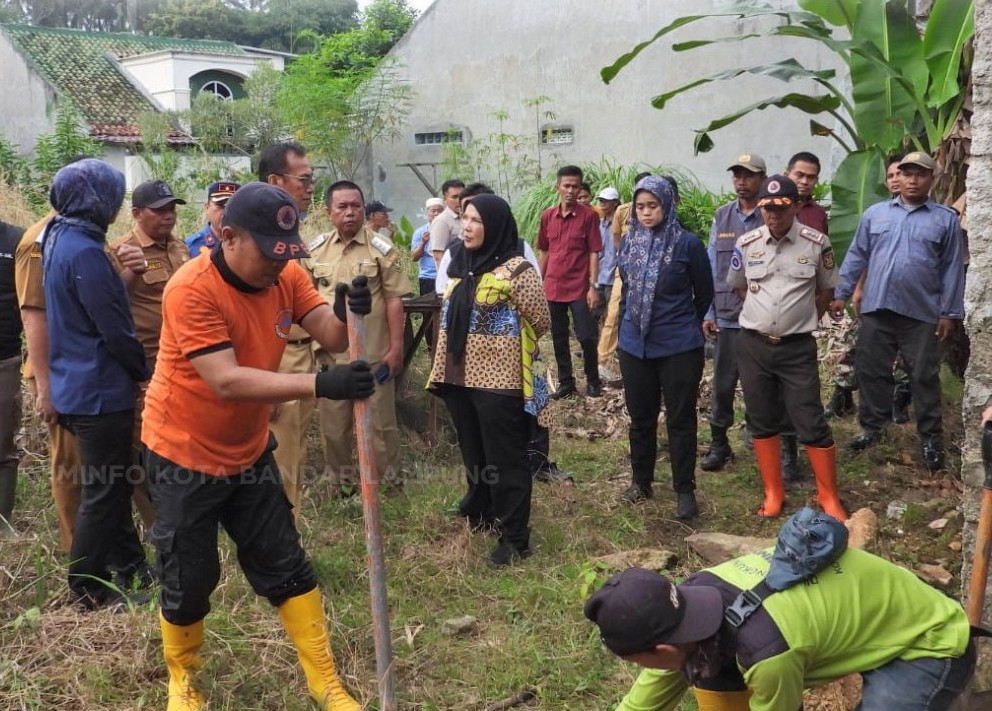 Wali Kota Eva Dwiana Tinjau Saluran Air di Pujangga Alam, Antisipasi Banjir