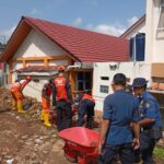 Tim BPBD Tangani Dampak Longsor di SMA Negeri 16 Bandar Lampung
