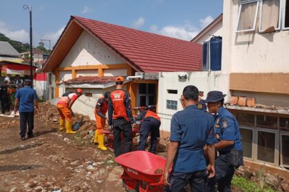 Tim BPBD Tangani Dampak Longsor di SMA Negeri 16 Bandar Lampung