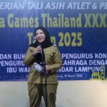 Atlet Bandar Lampung Peraih Medali SEA Games 2025 Terima Tali Asih Penyerahan bonus tersebut dilakukan langsung oleh Wali Kota Bandar Lampung, Eva Dwiana, kepada para atlet dan pelatih dalam kegiatan yang digelar di GOR Siger, Way Halim, Selasa (10/02/2026) malam. Dalam sambutannya, Eva Dwiana menyampaikan rasa bangga atas capaian para atlet yang berhasil meraih medali perak dan perunggu. Menurutnya, prestasi tersebut menjadi bukti bahwa atlet Bandar Lampung mampu bersaing dengan atlet dari negara lain di Asia Tenggara. “Alhamdulillah, kami sangat bangga dengan putra-putri terbaik Lampung. Perjuangan kalian merupakan kebanggaan bagi seluruh masyarakat Bandar Lampung,” ujarnya. Adapun rincian bonus yang diberikan oleh Pemerintah Kota Bandar Lampung yaitu: Nur Halim Arlendi (Karate – Medali Perak): Rp50.000.000 Nabila Maharani (Tinju – Medali Perak): Rp50.000.000 Bachtiar Sanjaya (Baseball – Medali Perak): Rp50.000.000 Akbar Kurniawan (Baseball – Medali Perunggu): Rp25.000.000 Mahyudi Dwi Septian (Pelatih Baseball): Rp15.000.000 Pemkot Bandar Lampung menegaskan komitmennya untuk terus mendukung pembinaan atlet sejak usia dini, sehingga prestasi olahraga daerah dapat terus meningkat di masa mendatang. ()