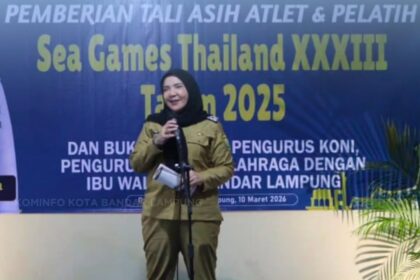 Atlet Bandar Lampung Peraih Medali SEA Games 2025 Terima Tali Asih Penyerahan bonus tersebut dilakukan langsung oleh Wali Kota Bandar Lampung, Eva Dwiana, kepada para atlet dan pelatih dalam kegiatan yang digelar di GOR Siger, Way Halim, Selasa (10/02/2026) malam. Dalam sambutannya, Eva Dwiana menyampaikan rasa bangga atas capaian para atlet yang berhasil meraih medali perak dan perunggu. Menurutnya, prestasi tersebut menjadi bukti bahwa atlet Bandar Lampung mampu bersaing dengan atlet dari negara lain di Asia Tenggara. “Alhamdulillah, kami sangat bangga dengan putra-putri terbaik Lampung. Perjuangan kalian merupakan kebanggaan bagi seluruh masyarakat Bandar Lampung,” ujarnya. Adapun rincian bonus yang diberikan oleh Pemerintah Kota Bandar Lampung yaitu: Nur Halim Arlendi (Karate – Medali Perak): Rp50.000.000 Nabila Maharani (Tinju – Medali Perak): Rp50.000.000 Bachtiar Sanjaya (Baseball – Medali Perak): Rp50.000.000 Akbar Kurniawan (Baseball – Medali Perunggu): Rp25.000.000 Mahyudi Dwi Septian (Pelatih Baseball): Rp15.000.000 Pemkot Bandar Lampung menegaskan komitmennya untuk terus mendukung pembinaan atlet sejak usia dini, sehingga prestasi olahraga daerah dapat terus meningkat di masa mendatang. ()