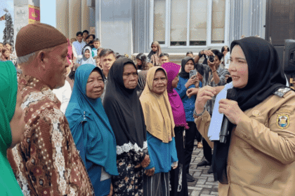 Eva Dwiana Salurkan Sembako untuk Warga, Apresiasi Baksos Vihara