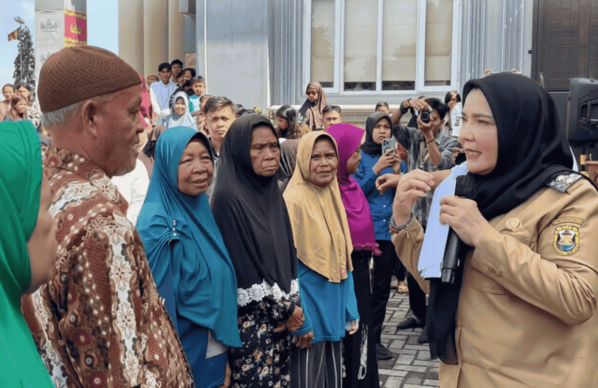 Eva Dwiana Salurkan Sembako untuk Warga, Apresiasi Baksos Vihara