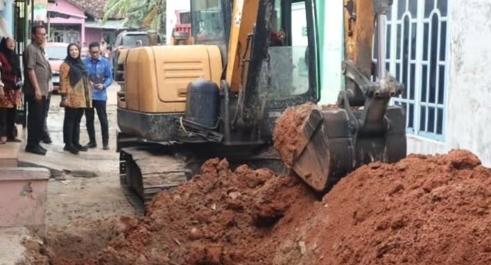 Tinjau Banjir Campang Raya, Eva Dwiana Siapkan Penanganan