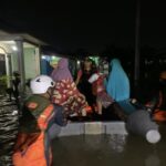 Tim BPBD Lakukan Evakuasi Warga Terjebak Banjir di Tanjung Senang