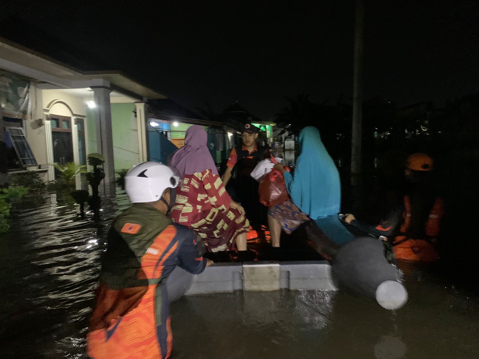 Tim BPBD Lakukan Evakuasi Warga Terjebak Banjir di Tanjung Senang