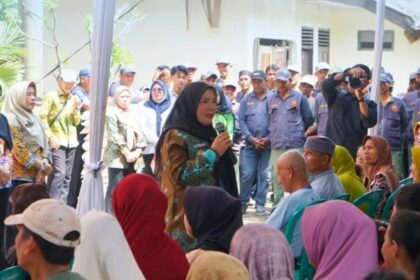 Wali Kota Eva Dwiana Salurkan Bantuan Beras Ramadhan di Bumiwaras