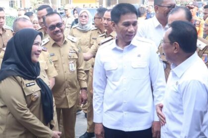Wamenkes dan Wamendagri Pantau Langsung Penanganan TBC di Bandar Lampung BANDAR LAMPUNG – Wakil Menteri Kesehatan (Wamenkes) RI Benjamin Paulus Octavianus bersama Wakil Menteri Dalam Negeri (Wamendagri) RI Akhmad Wiyagus memantau langsung penanganan Tuberkulosis (TBC) di Kota Bandar Lampung. Pemantauan tersebut dilakukan melalui kunjungan kerja ke Puskesmas Wayhalim pada Selasa (14/4/2026), yang menjadi salah satu fasilitas pelayanan kesehatan dalam upaya penanggulangan TBC di daerah. Kunjungan itu disambut oleh Wali Kota Bandar Lampung, Eva Dwiana, bersama jajaran Pemerintah Kota Bandar Lampung serta Wakil Gubernur Lampung, Jihan Nurlela, beserta jajaran Pemerintah Provinsi Lampung. Dalam kunjungan tersebut, kedua pejabat meninjau langsung pelaksanaan program kesehatan, khususnya dalam penanganan dan pencegahan penyebaran TBC di Kota Bandar Lampung. Wamenkes Benjamin Paulus menekankan pentingnya deteksi dini TBC, tidak hanya bagi pasien, tetapi juga keluarga dan lingkungan sekitar guna mencegah penyebaran yang lebih luas. “Bagi pasien penderita TBC, keluarga dan lingkungannya harap dilakukan pemeriksaan paru, karena bisa saja seseorang yang terkena, tapi gejalanya baru kelihatan diwaktu kemudian hari,” ujar Wamenkes. Ia juga menyampaikan bahwa TBC dapat diatasi dan disembuhkan secara total melalui pengobatan medis yang tepat. Selain itu, layanan pengobatan TBC tersedia secara gratis di Puskesmas. Pemantauan ini menjadi bagian dari upaya pemerintah pusat untuk memastikan program penanganan TBC di daerah berjalan optimal serta mampu menekan angka penyebaran penyakit di masyarakat.