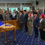 Figur Daerah Masuk Lingkar Inti, Mirza Irawan Jabat Kepala BPKAD Lampung Pelantikan dilakukan oleh Sekretaris Daerah Provinsi Lampung, Marindo Kurniawan, di Ruang Rapat Utama Kantor Gubernur, Senin (4/5/2026). Jabatan ini dikenal sebagai salah satu posisi strategis karena berkaitan langsung dengan pengelolaan keuangan daerah. Masuknya Mirza ke jajaran pejabat inti Pemprov Lampung menjadi sinyal terbukanya jalur karier bagi aparatur sipil negara (ASN) dari kabupaten/kota untuk berkiprah di tingkat provinsi. Sebelum dipercaya di posisi tersebut, Mirza memiliki rekam jejak di bidang pengelolaan keuangan. Ia pernah menjabat sebagai Kepala Badan Keuangan dan Aset Daerah (BKAD) Kabupaten Tulang Bawang Barat, serta terakhir sebagai Asisten III Bidang Administrasi Umum. Sekdaprov Lampung, Marindo Kurniawan, menegaskan bahwa penunjukan Mirza telah melalui proses evaluasi yang komprehensif, termasuk penilaian atas pengalaman dan kinerja. “Yang bersangkutan memiliki rekam jejak dan pengalaman jabatan yang cukup. Salah satunya pernah menjabat sebagai Kepala BPKAD di Kabupaten Tulang Bawang. Tim evaluasi menilai beliau layak untuk menduduki jabatan sebagai Kepala BPKAD Provinsi Lampung,” kata Marindo. Ia juga menekankan bahwa tidak ada sekat antara ASN provinsi dan daerah dalam pengisian jabatan, selama memenuhi kriteria kompetensi dan integritas. Pelantikan ini sekaligus mengakhiri masa jabatan Pelaksana Tugas (Plt) Kepala BPKAD yang telah berlangsung sejak pertengahan 2025. Selain posisi BPKAD, Pemprov Lampung juga melantik sejumlah pejabat eselon II lainnya sebagai bagian dari penyegaran organisasi dan penguatan kinerja birokrasi. Langkah ini dinilai sebagai upaya memperkuat tata kelola keuangan daerah, sekaligus menegaskan arah kebijakan Pemprov Lampung yang mulai membuka ruang lebih luas bagi figur-figur potensial dari daerah untuk masuk ke struktur pengambilan keputusan di tingkat provinsi.