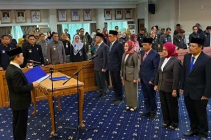 Figur Daerah Masuk Lingkar Inti, Mirza Irawan Jabat Kepala BPKAD Lampung Pelantikan dilakukan oleh Sekretaris Daerah Provinsi Lampung, Marindo Kurniawan, di Ruang Rapat Utama Kantor Gubernur, Senin (4/5/2026). Jabatan ini dikenal sebagai salah satu posisi strategis karena berkaitan langsung dengan pengelolaan keuangan daerah. Masuknya Mirza ke jajaran pejabat inti Pemprov Lampung menjadi sinyal terbukanya jalur karier bagi aparatur sipil negara (ASN) dari kabupaten/kota untuk berkiprah di tingkat provinsi. Sebelum dipercaya di posisi tersebut, Mirza memiliki rekam jejak di bidang pengelolaan keuangan. Ia pernah menjabat sebagai Kepala Badan Keuangan dan Aset Daerah (BKAD) Kabupaten Tulang Bawang Barat, serta terakhir sebagai Asisten III Bidang Administrasi Umum. Sekdaprov Lampung, Marindo Kurniawan, menegaskan bahwa penunjukan Mirza telah melalui proses evaluasi yang komprehensif, termasuk penilaian atas pengalaman dan kinerja. “Yang bersangkutan memiliki rekam jejak dan pengalaman jabatan yang cukup. Salah satunya pernah menjabat sebagai Kepala BPKAD di Kabupaten Tulang Bawang. Tim evaluasi menilai beliau layak untuk menduduki jabatan sebagai Kepala BPKAD Provinsi Lampung,” kata Marindo. Ia juga menekankan bahwa tidak ada sekat antara ASN provinsi dan daerah dalam pengisian jabatan, selama memenuhi kriteria kompetensi dan integritas. Pelantikan ini sekaligus mengakhiri masa jabatan Pelaksana Tugas (Plt) Kepala BPKAD yang telah berlangsung sejak pertengahan 2025. Selain posisi BPKAD, Pemprov Lampung juga melantik sejumlah pejabat eselon II lainnya sebagai bagian dari penyegaran organisasi dan penguatan kinerja birokrasi. Langkah ini dinilai sebagai upaya memperkuat tata kelola keuangan daerah, sekaligus menegaskan arah kebijakan Pemprov Lampung yang mulai membuka ruang lebih luas bagi figur-figur potensial dari daerah untuk masuk ke struktur pengambilan keputusan di tingkat provinsi.