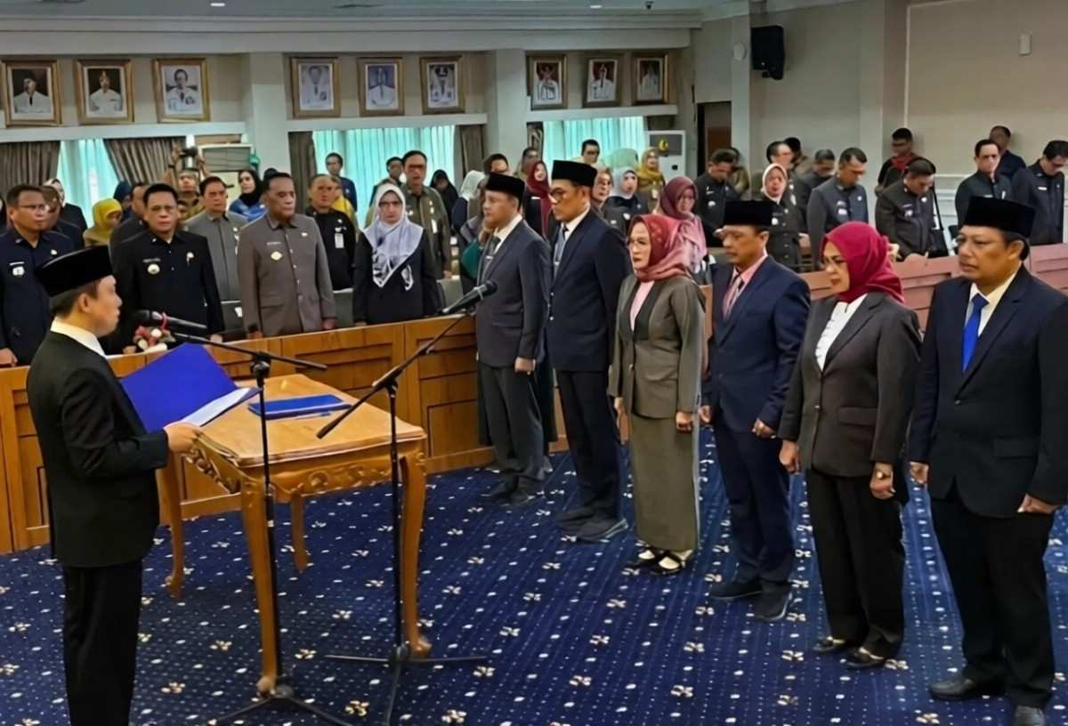 Figur Daerah Masuk Lingkar Inti, Mirza Irawan Jabat Kepala BPKAD Lampung Pelantikan dilakukan oleh Sekretaris Daerah Provinsi Lampung, Marindo Kurniawan, di Ruang Rapat Utama Kantor Gubernur, Senin (4/5/2026). Jabatan ini dikenal sebagai salah satu posisi strategis karena berkaitan langsung dengan pengelolaan keuangan daerah. Masuknya Mirza ke jajaran pejabat inti Pemprov Lampung menjadi sinyal terbukanya jalur karier bagi aparatur sipil negara (ASN) dari kabupaten/kota untuk berkiprah di tingkat provinsi. Sebelum dipercaya di posisi tersebut, Mirza memiliki rekam jejak di bidang pengelolaan keuangan. Ia pernah menjabat sebagai Kepala Badan Keuangan dan Aset Daerah (BKAD) Kabupaten Tulang Bawang Barat, serta terakhir sebagai Asisten III Bidang Administrasi Umum. Sekdaprov Lampung, Marindo Kurniawan, menegaskan bahwa penunjukan Mirza telah melalui proses evaluasi yang komprehensif, termasuk penilaian atas pengalaman dan kinerja. “Yang bersangkutan memiliki rekam jejak dan pengalaman jabatan yang cukup. Salah satunya pernah menjabat sebagai Kepala BPKAD di Kabupaten Tulang Bawang. Tim evaluasi menilai beliau layak untuk menduduki jabatan sebagai Kepala BPKAD Provinsi Lampung,” kata Marindo. Ia juga menekankan bahwa tidak ada sekat antara ASN provinsi dan daerah dalam pengisian jabatan, selama memenuhi kriteria kompetensi dan integritas. Pelantikan ini sekaligus mengakhiri masa jabatan Pelaksana Tugas (Plt) Kepala BPKAD yang telah berlangsung sejak pertengahan 2025. Selain posisi BPKAD, Pemprov Lampung juga melantik sejumlah pejabat eselon II lainnya sebagai bagian dari penyegaran organisasi dan penguatan kinerja birokrasi. Langkah ini dinilai sebagai upaya memperkuat tata kelola keuangan daerah, sekaligus menegaskan arah kebijakan Pemprov Lampung yang mulai membuka ruang lebih luas bagi figur-figur potensial dari daerah untuk masuk ke struktur pengambilan keputusan di tingkat provinsi.