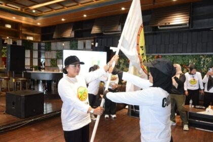 Ni Ketut Dewi Nadi Kukuhkan Koordinator Instruktur PERWOSI Lamteng