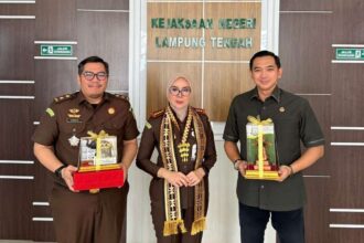 Penegakan Hukum Kejari Lampung Tengah Diapresiasi, Masyarakat Serahkan Petisi Dukungan