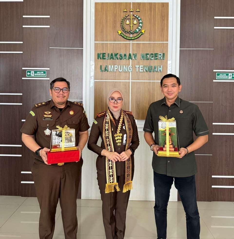 Penegakan Hukum Kejari Lampung Tengah Diapresiasi, Masyarakat Serahkan Petisi Dukungan