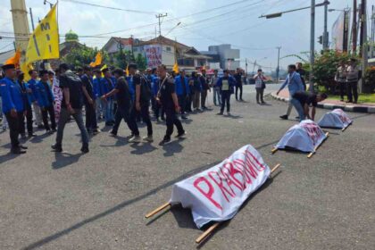 Bawa Tiga Keranda, PMII Lampung Kritik Pemerintahan Prabowo-Gibran