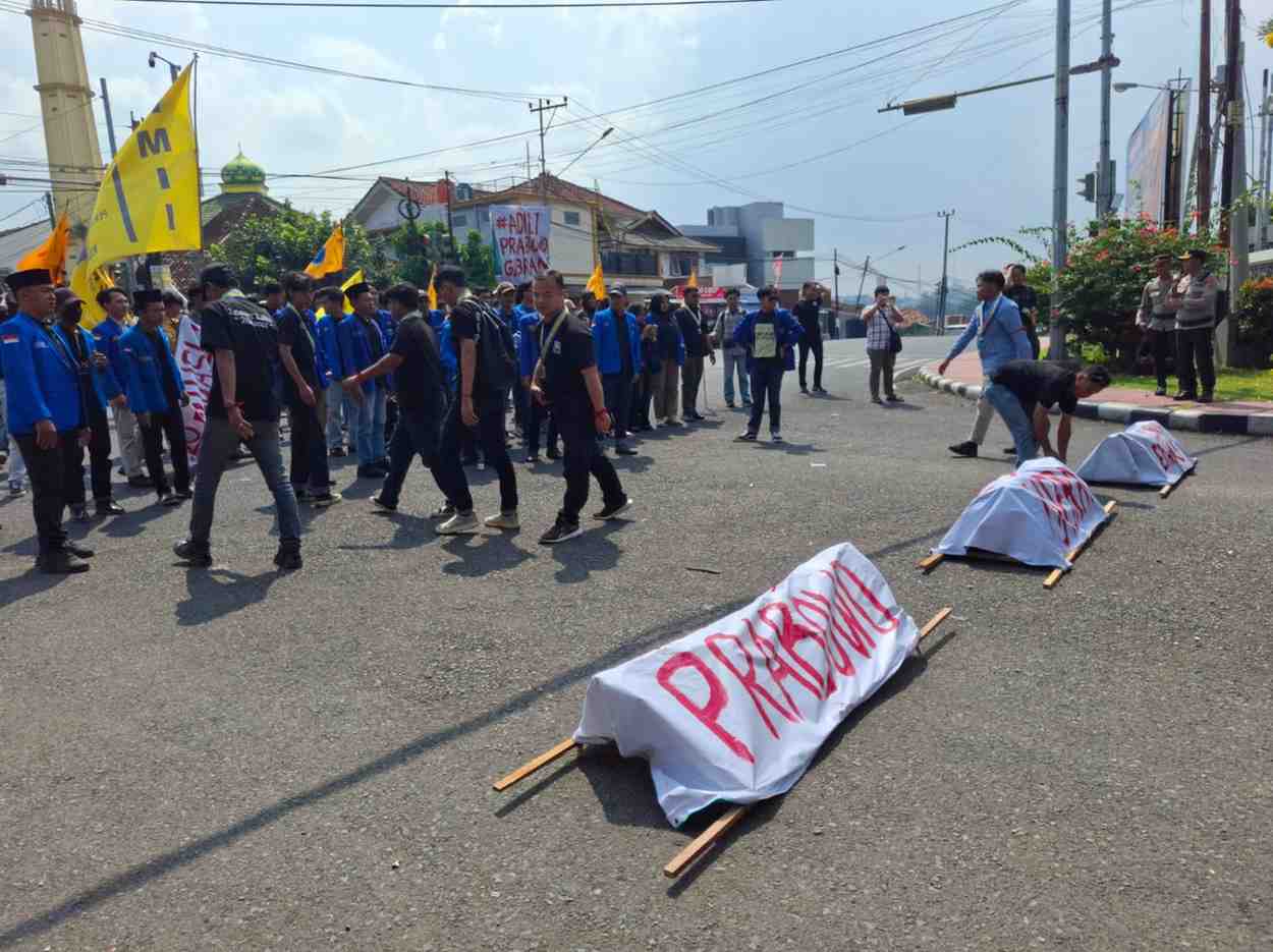 Bawa Tiga Keranda, PMII Lampung Kritik Pemerintahan Prabowo-Gibran