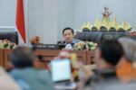 Pemprov Lampung Sinergikan DBH dan TMMD untuk Percepat Pembangunan Jalan Desa Upaya tersebut dibahas dalam Rapat Koordinasi Program Desaku Maju yang digelar di Ruang Rapat Utama Kantor Gubernur Lampung, Jumat (14/8/2026). Rakor dipimpin Sekretaris Daerah Provinsi Lampung Marindo Kurniawan dan dihadiri para Sekretaris Daerah Kabupaten/Kota se-Provinsi Lampung. Marindo mengatakan, Program Desaku Maju merupakan bagian dari upaya pemerintah dalam mendorong pembangunan sekaligus pemberdayaan masyarakat desa. Salah satu fokus program tersebut adalah pembangunan infrastruktur jalan desa yang akan diperkuat melalui kolaborasi pemerintah daerah dan TNI. "Program ini kita dorong melalui kolaborasi pemerintah provinsi, pemerintah kabupaten/kota dan TNI, terutama untuk mempercepat pembangunan jalan desa," ujar Marindo. Menurutnya, sinergi tersebut menjadi tindak lanjut komitmen bersama pemerintah daerah dan jajaran TNI dalam mendukung pembangunan infrastruktur yang menjadi kebutuhan masyarakat. Dalam skema tersebut, pemerintah kabupaten/kota diharapkan dapat memberikan dukungan melalui pengalokasian Dana Bagi Hasil (DBH). Anggaran tersebut diarahkan untuk menghasilkan pembangunan yang manfaatnya dapat dirasakan langsung oleh masyarakat. "Yang ingin kita hadirkan adalah rasa di masyarakat bahwa DBH yang disalurkan benar-benar menghasilkan pembangunan dan manfaat nyata, khususnya untuk jalan desa," jelasnya. Marindo menegaskan, pemanfaatan DBH perlu memiliki keterkaitan yang jelas dengan hasil pembangunan di lapangan. Karena itu, pembangunan jalan desa melalui Program Desaku Maju akan disinergikan dengan TMMD maupun Karya Bakti TNI sebagai salah satu opsi untuk mempercepat pelaksanaan kegiatan. Besaran anggaran maupun jumlah ruas jalan yang ditangani tidak harus sama di setiap kabupaten/kota. Penentuan alokasi akan disesuaikan dengan kebutuhan, kondisi wilayah, dan kemampuan masing-masing daerah. "Setiap desa memiliki kondisi dan kebutuhan jalan yang berbeda. Karena itu, alokasi anggaran dapat disesuaikan dengan kebutuhan di masing-masing daerah," katanya. Dalam rakor tersebut juga dibahas pentingnya keseragaman mekanisme pelaksanaan Program Desaku Maju di seluruh kabupaten/kota. Formulasi teknis, termasuk mekanisme penganggaran, pelaksanaan kegiatan, serta bentuk kolaborasi dengan TNI, akan diperkuat melalui nota kesepahaman (MoU). Marindo juga meminta dukungan Badan Pengawasan Keuangan dan Pembangunan (BPKP) untuk memastikan mekanisme pengalokasian dan pelaksanaan anggaran sesuai dengan ketentuan. Hasil pembahasan bersama BPKP selanjutnya akan menjadi bahan dalam penyusunan dan penyempurnaan MoU agar pelaksanaan program berjalan secara terarah, transparan, dan akuntabel. Melalui sinergi DBH dan TMMD, Pemprov Lampung bersama pemerintah kabupaten/kota dan TNI berupaya mempercepat pembangunan jalan desa sekaligus memastikan anggaran daerah memberikan manfaat nyata bagi masyarakat. Peningkatan infrastruktur jalan diharapkan dapat memperkuat konektivitas antarwilayah, memperlancar mobilitas masyarakat dan distribusi hasil pertanian, serta mendukung aktivitas ekonomi dan peningkatan kesejahteraan masyarakat desa di Lampung. **(*** **)**