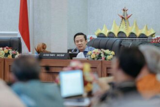 Pemprov Lampung Sinergikan DBH dan TMMD untuk Percepat Pembangunan Jalan Desa Upaya tersebut dibahas dalam Rapat Koordinasi Program Desaku Maju yang digelar di Ruang Rapat Utama Kantor Gubernur Lampung, Jumat (14/8/2026). Rakor dipimpin Sekretaris Daerah Provinsi Lampung Marindo Kurniawan dan dihadiri para Sekretaris Daerah Kabupaten/Kota se-Provinsi Lampung. Marindo mengatakan, Program Desaku Maju merupakan bagian dari upaya pemerintah dalam mendorong pembangunan sekaligus pemberdayaan masyarakat desa. Salah satu fokus program tersebut adalah pembangunan infrastruktur jalan desa yang akan diperkuat melalui kolaborasi pemerintah daerah dan TNI. "Program ini kita dorong melalui kolaborasi pemerintah provinsi, pemerintah kabupaten/kota dan TNI, terutama untuk mempercepat pembangunan jalan desa," ujar Marindo. Menurutnya, sinergi tersebut menjadi tindak lanjut komitmen bersama pemerintah daerah dan jajaran TNI dalam mendukung pembangunan infrastruktur yang menjadi kebutuhan masyarakat. Dalam skema tersebut, pemerintah kabupaten/kota diharapkan dapat memberikan dukungan melalui pengalokasian Dana Bagi Hasil (DBH). Anggaran tersebut diarahkan untuk menghasilkan pembangunan yang manfaatnya dapat dirasakan langsung oleh masyarakat. "Yang ingin kita hadirkan adalah rasa di masyarakat bahwa DBH yang disalurkan benar-benar menghasilkan pembangunan dan manfaat nyata, khususnya untuk jalan desa," jelasnya. Marindo menegaskan, pemanfaatan DBH perlu memiliki keterkaitan yang jelas dengan hasil pembangunan di lapangan. Karena itu, pembangunan jalan desa melalui Program Desaku Maju akan disinergikan dengan TMMD maupun Karya Bakti TNI sebagai salah satu opsi untuk mempercepat pelaksanaan kegiatan. Besaran anggaran maupun jumlah ruas jalan yang ditangani tidak harus sama di setiap kabupaten/kota. Penentuan alokasi akan disesuaikan dengan kebutuhan, kondisi wilayah, dan kemampuan masing-masing daerah. "Setiap desa memiliki kondisi dan kebutuhan jalan yang berbeda. Karena itu, alokasi anggaran dapat disesuaikan dengan kebutuhan di masing-masing daerah," katanya. Dalam rakor tersebut juga dibahas pentingnya keseragaman mekanisme pelaksanaan Program Desaku Maju di seluruh kabupaten/kota. Formulasi teknis, termasuk mekanisme penganggaran, pelaksanaan kegiatan, serta bentuk kolaborasi dengan TNI, akan diperkuat melalui nota kesepahaman (MoU). Marindo juga meminta dukungan Badan Pengawasan Keuangan dan Pembangunan (BPKP) untuk memastikan mekanisme pengalokasian dan pelaksanaan anggaran sesuai dengan ketentuan. Hasil pembahasan bersama BPKP selanjutnya akan menjadi bahan dalam penyusunan dan penyempurnaan MoU agar pelaksanaan program berjalan secara terarah, transparan, dan akuntabel. Melalui sinergi DBH dan TMMD, Pemprov Lampung bersama pemerintah kabupaten/kota dan TNI berupaya mempercepat pembangunan jalan desa sekaligus memastikan anggaran daerah memberikan manfaat nyata bagi masyarakat. Peningkatan infrastruktur jalan diharapkan dapat memperkuat konektivitas antarwilayah, memperlancar mobilitas masyarakat dan distribusi hasil pertanian, serta mendukung aktivitas ekonomi dan peningkatan kesejahteraan masyarakat desa di Lampung. **(*** **)**