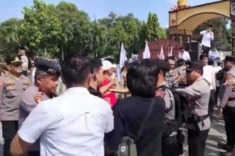 Ketegangan Warnai Orasi JPK, Massa Kepung Kantor Bupati Lamteng Tagih Sikap Pemkab