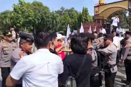 Ketegangan Warnai Orasi JPK, Massa Kepung Kantor Bupati Lamteng Tagih Sikap Pemkab