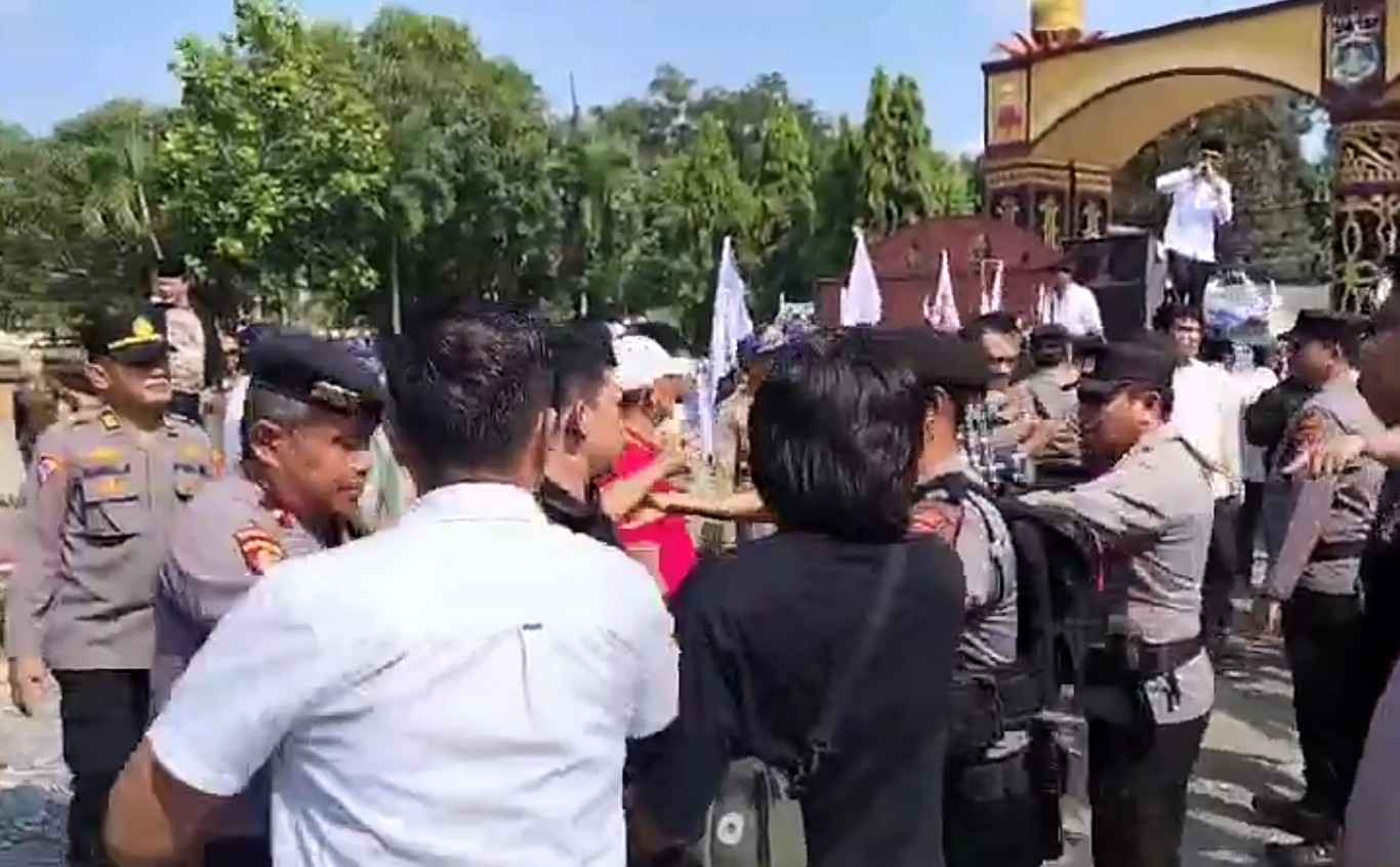 Ketegangan Warnai Orasi JPK, Massa Kepung Kantor Bupati Lamteng Tagih Sikap Pemkab
