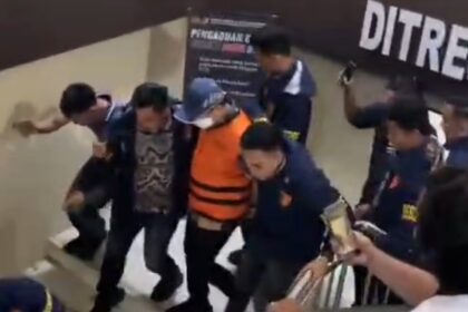Dugaan Korupsi 387 Honorer Metro, Welly Adiwantra Digiring ke Tahanan Polda **LAMPUNG —** Rompi tahanan berwarna kuning melekat di tubuh Welly Adiwantra. Mengenakan masker dan topi, Sekretaris Daerah (Sekda) Lampung Tengah itu digiring menuju ruang tahanan Polda Lampung, Jumat (18/9/2026). Langkah Welly menuju tahanan menjadi penanda babak baru kasus dugaan korupsi rekrutmen tenaga honorer di lingkungan Pemerintah Kota (Pemkot) Metro. Sebelumnya, Welly menjalani pemeriksaan penyidik Subdit III Tipikor Ditreskrimsus Polda Lampung sejak pukul 08.00 WIB hingga 17.19 WIB. Setelah pemeriksaan rampung, statusnya berujung pada penahanan. Direktur Reserse Kriminal Khusus (Dirreskrimsus) Polda Lampung, Kombes Pol Heri Rusyaman, membenarkan pemeriksaan terhadap Welly. “Iya, benar hari ini menjalani pemeriksaan,” ujar Heri. Perkara tersebut berkaitan dengan dugaan korupsi rekrutmen tenaga honorer ketika Welly menjabat sebagai Kepala Badan Kepegawaian dan Pengembangan Sumber Daya Manusia (BKPSDM) Kota Metro. Kasubdit III Tipikor Ditreskrimsus Polda Lampung, AKBP Donny Hendridunand, mengatakan penyidik menduga terjadi rekrutmen tenaga honorer atau tenaga kontrak pada tahun anggaran 2024–2025 yang tidak sesuai dengan ketentuan perundang-undangan. “Total ada 387 honorer, tenaga kontrak. Sejak tahun 2023 itu dilarang, karena ada penataan,” kata Donny. Rekrutmen tersebut berkaitan dengan kebijakan penataan tenaga non-ASN sebagaimana diatur dalam Undang-Undang Nomor 20 Tahun 2023 tentang Aparatur Sipil Negara (ASN). Dugaan penyimpangan itu kemudian berujung pada kerugian keuangan negara. Berdasarkan hasil audit Badan Pengawasan Keuangan dan Pembangunan (BPKP) Perwakilan Lampung, kerugian negara dalam perkara tersebut mencapai **Rp7,38 miliar**. Angka itu menjadi salah satu titik penting dalam perkara yang kini menjerat Welly. Sebab, rekrutmen ratusan tenaga kontrak tersebut diduga berdampak pada penggunaan anggaran daerah. ### Dijerat Pasal Korupsi Polda Lampung masih memproses berkas perkara Welly. Penyidik juga telah menindaklanjuti hasil penelitian dari jaksa penuntut umum (JPU). Welly dijerat Pasal 2 ayat (1) atau Pasal 3 juncto Pasal 18 Undang-Undang Nomor 31 Tahun 1999 tentang Pemberantasan Tindak Pidana Korupsi. Penyidik juga menerapkan Pasal 603 atau subsider Pasal 604 Undang-Undang Nomor 1 Tahun 2023 tentang Kitab Undang-Undang Hukum Pidana (KUHP). Penahanan Welly menjadi perkembangan terbaru dalam perkara dugaan korupsi rekrutmen 387 tenaga honorer di lingkungan Pemkot Metro. Dari ruang pemeriksaan, Welly kini berada di balik pintu tahanan Polda Lampung, sementara proses hukum terhadap perkara yang disebut menimbulkan kerugian negara Rp7,38 miliar itu masih berjalan. *(ela)*